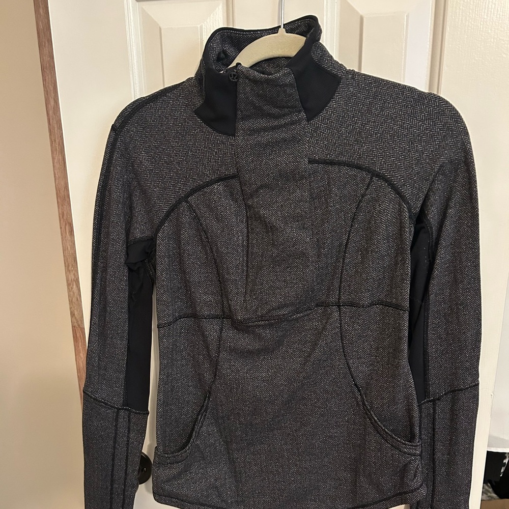 Lululemon Base Runner half zip jacket in Herringbone, Size 6
